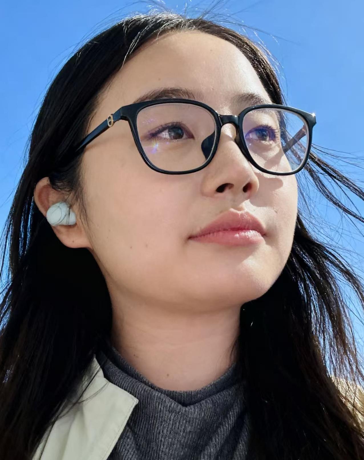 情侣在星空下的山顶相拥