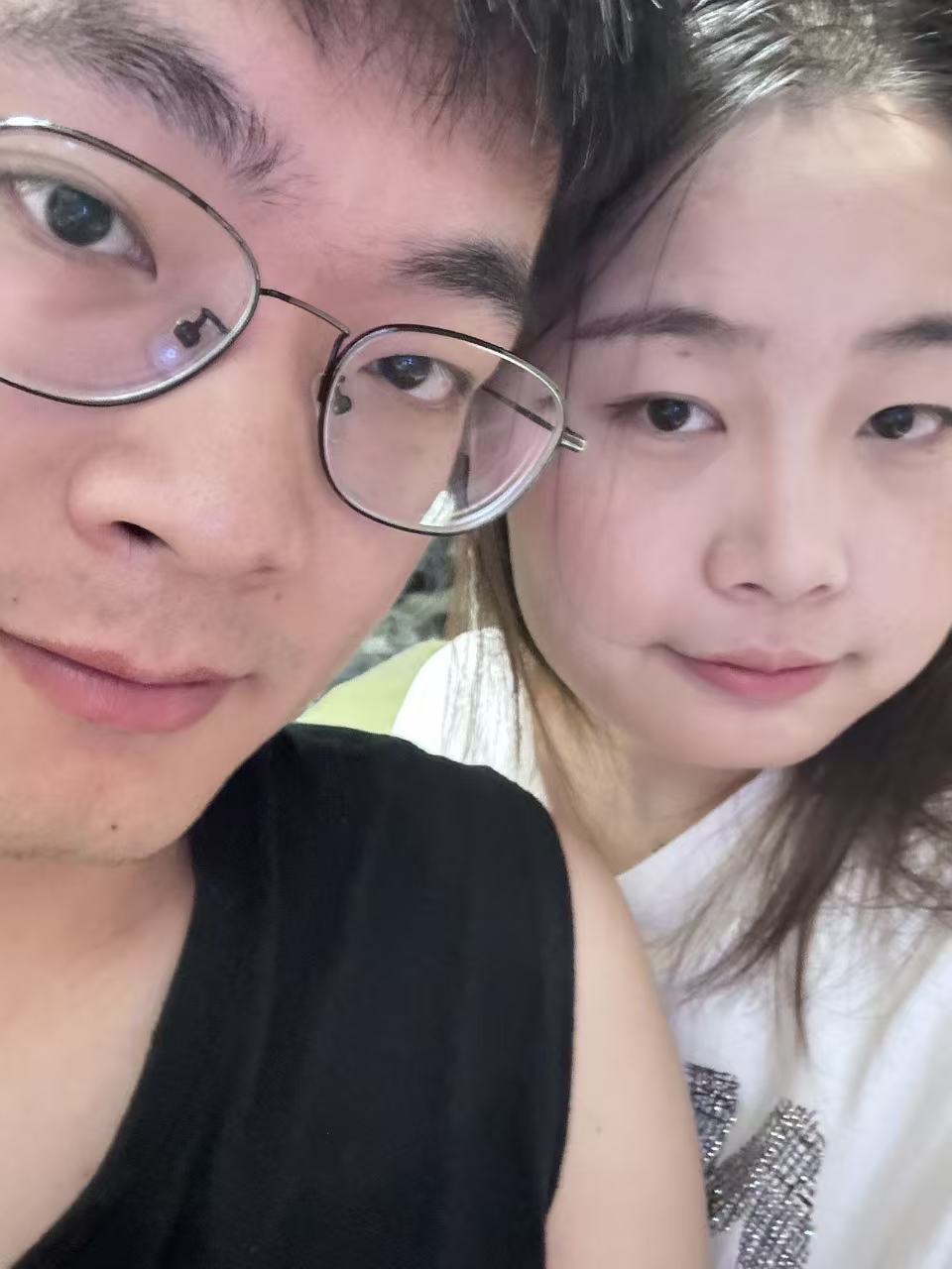 情侣在海边散步的浪漫画面