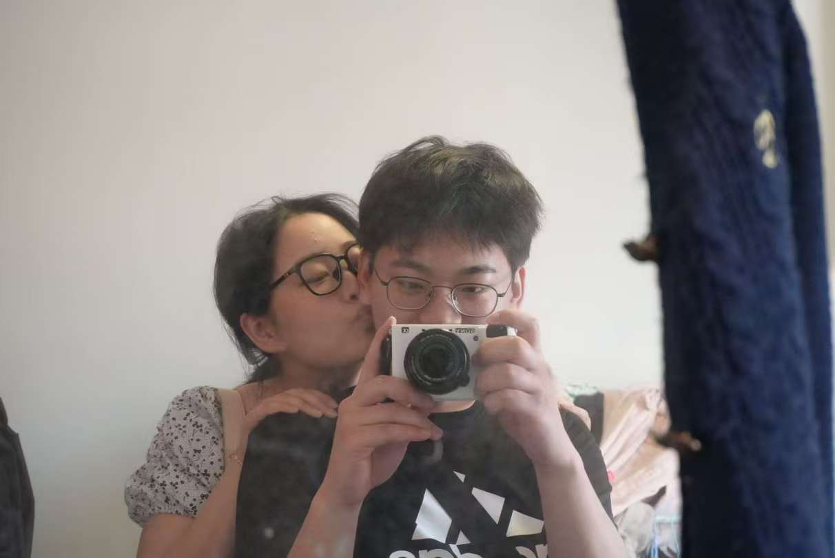 情侣在餐厅用餐的浪漫场景