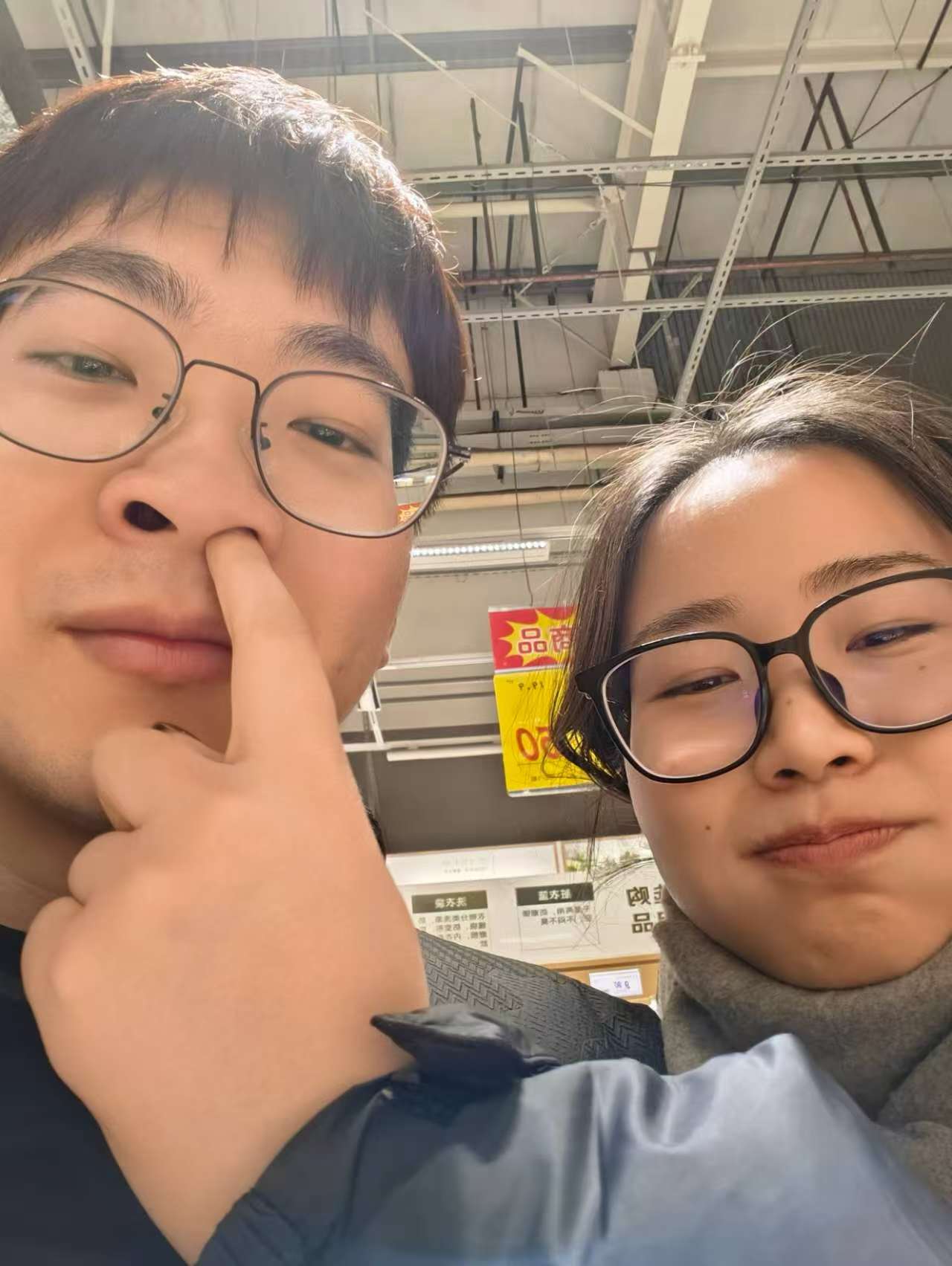 情侣在咖啡馆约会的温馨场景