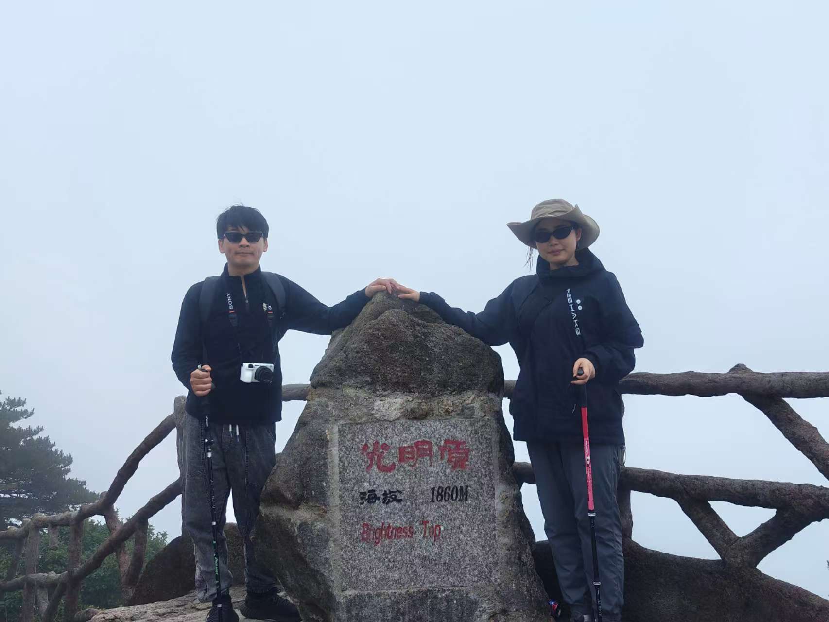 情侣在山顶看日出的浪漫画面