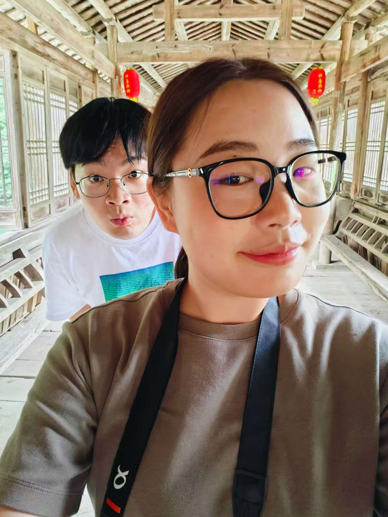 情侣在山间小路徒步旅行的场景