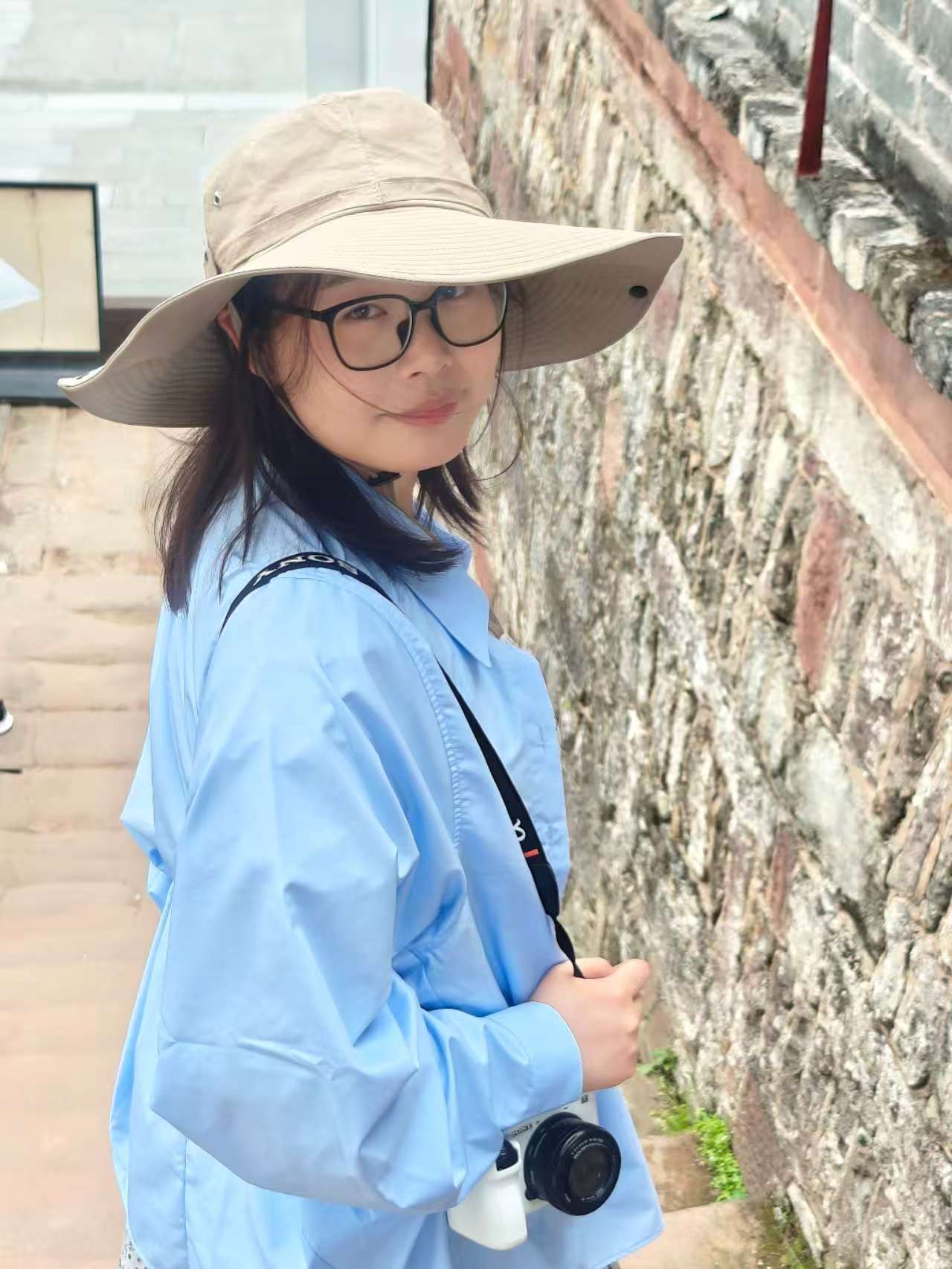 情侣在公园中依偎的温馨画面