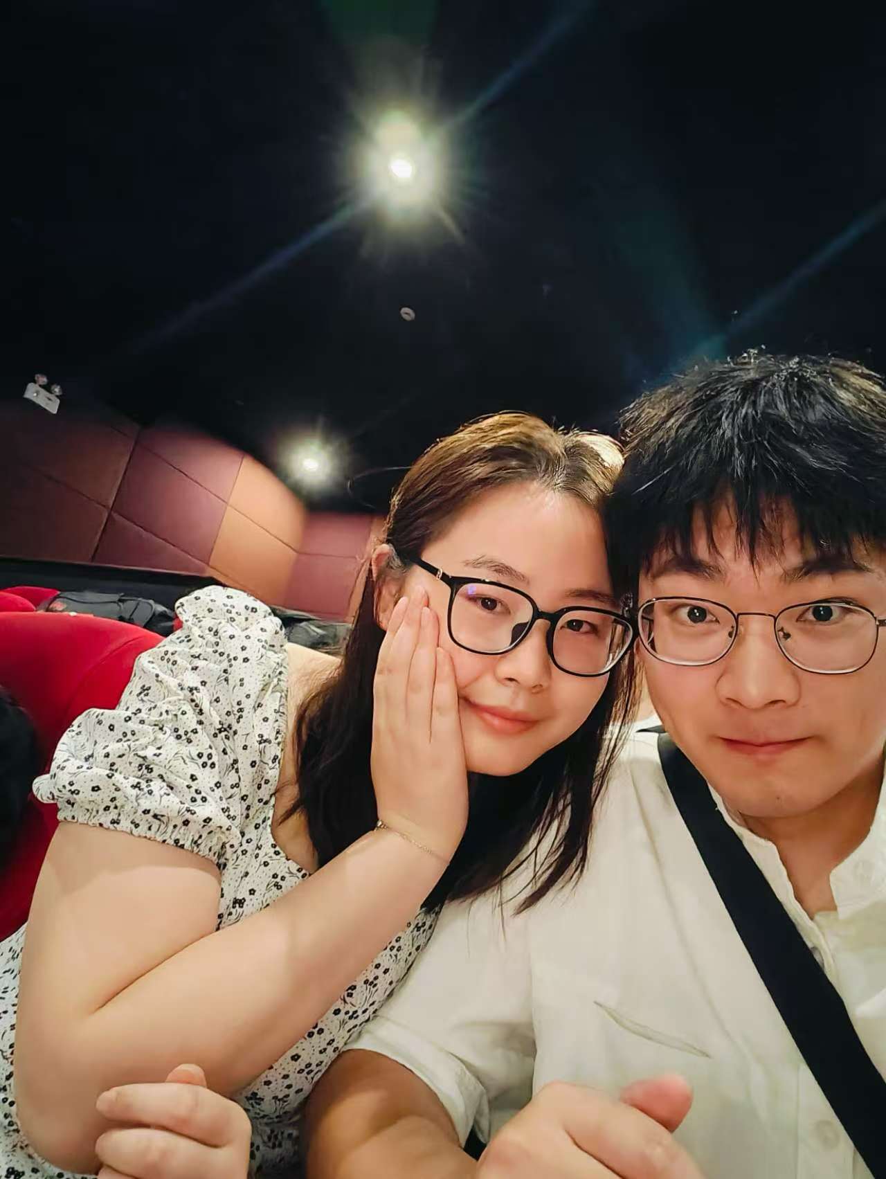 情侣在电影院看电影的场景