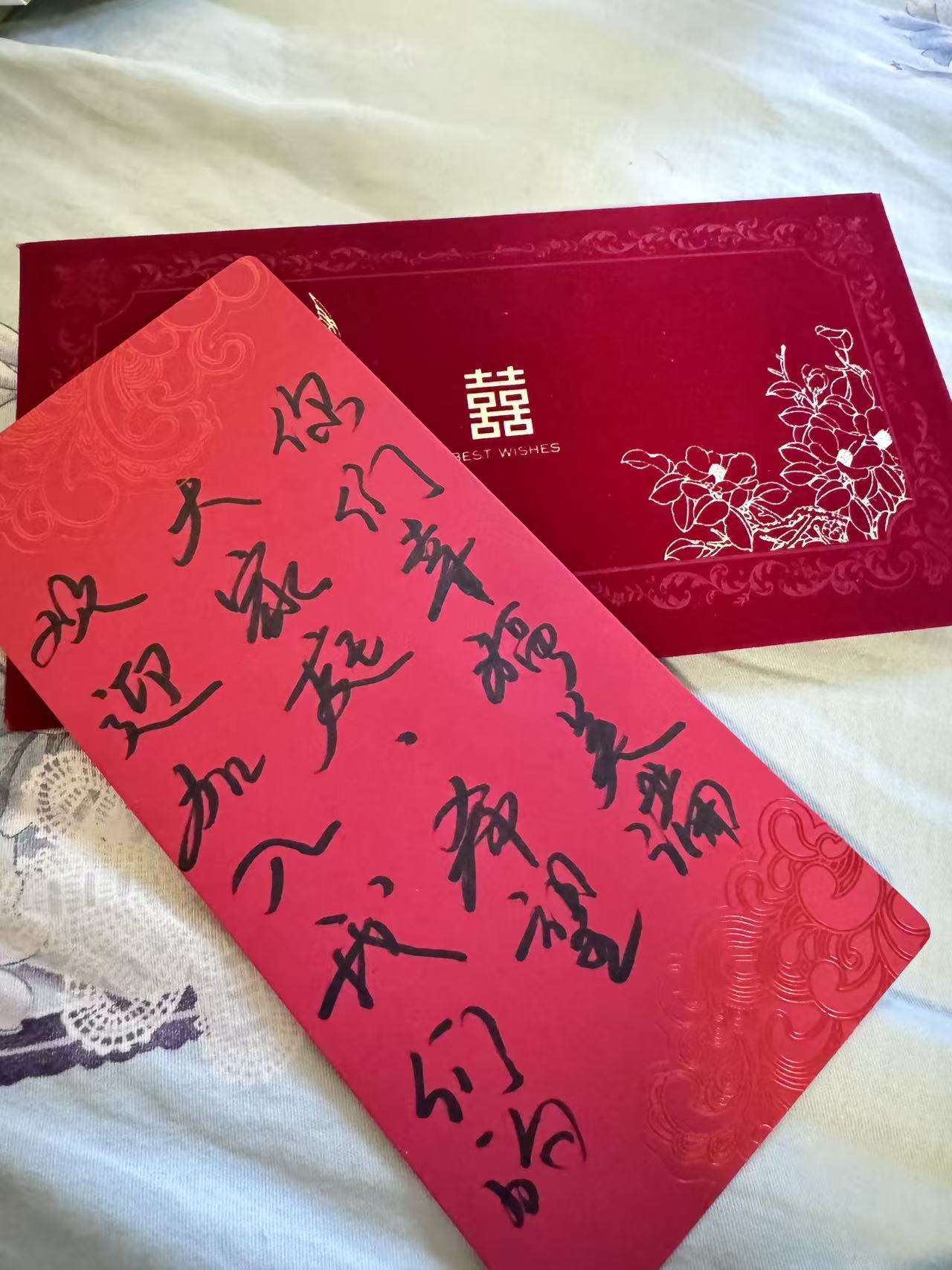 幸福的情侣依偎在一起的合影