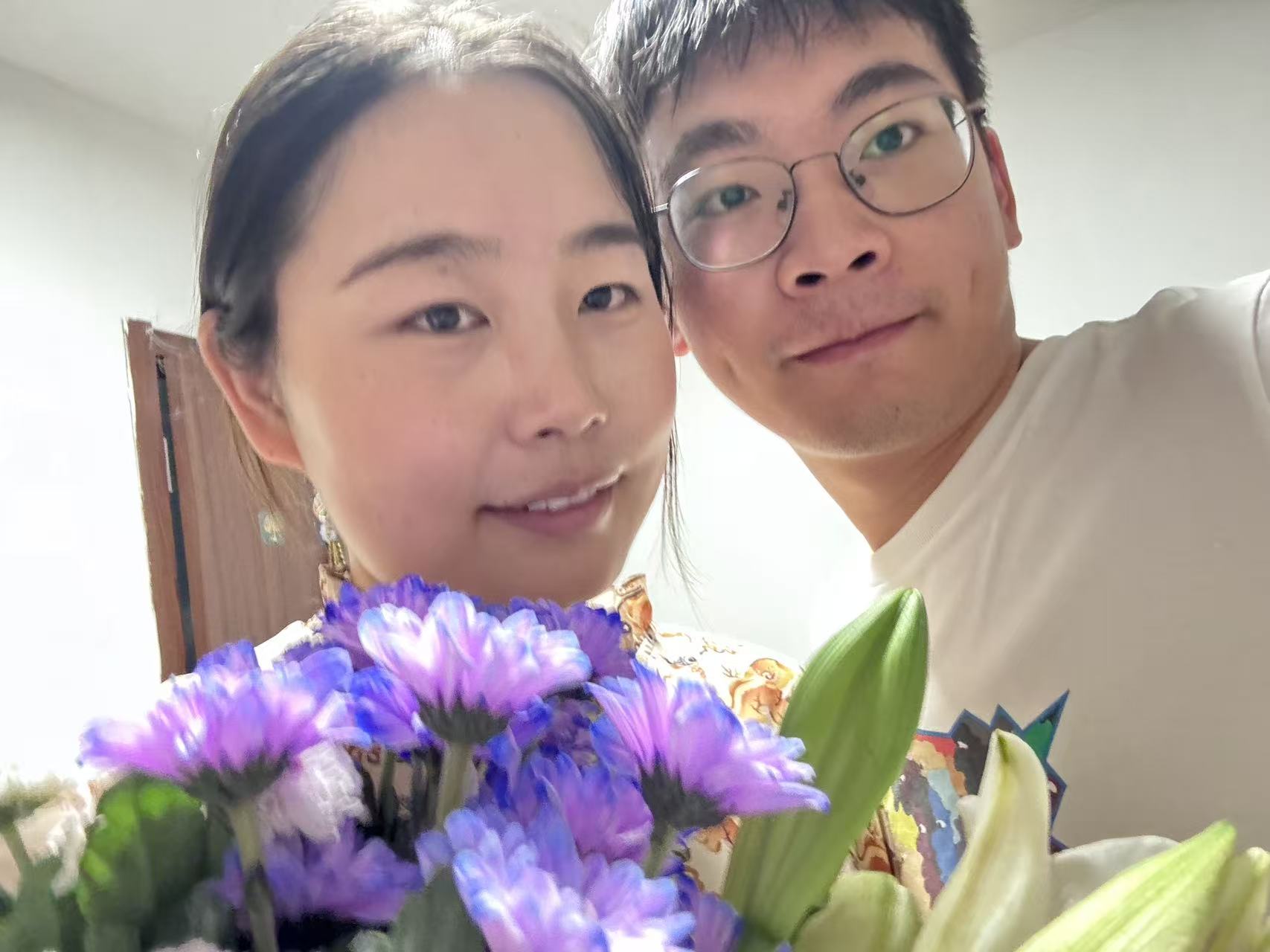 情侣在家中共进早餐的温馨场景