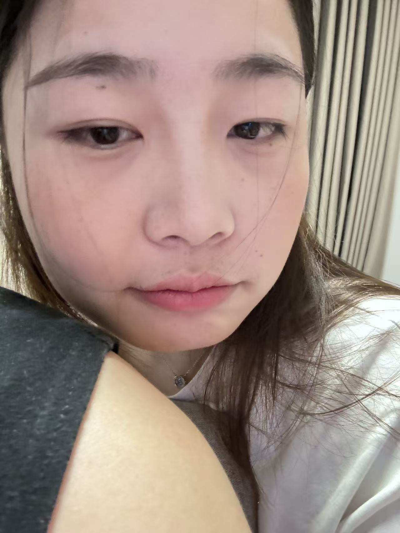 情侣一起做晚餐的温馨场景